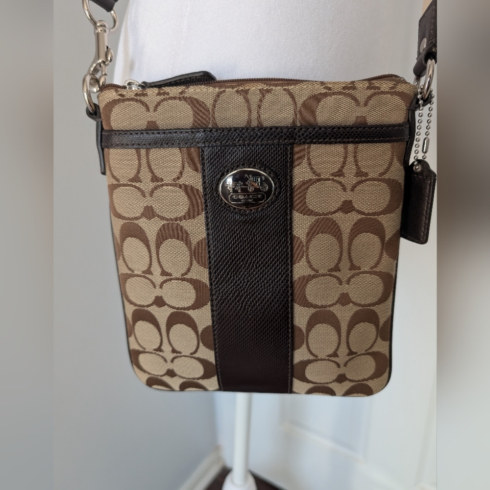 Coach Signature Sutton Swingpack Crossbody